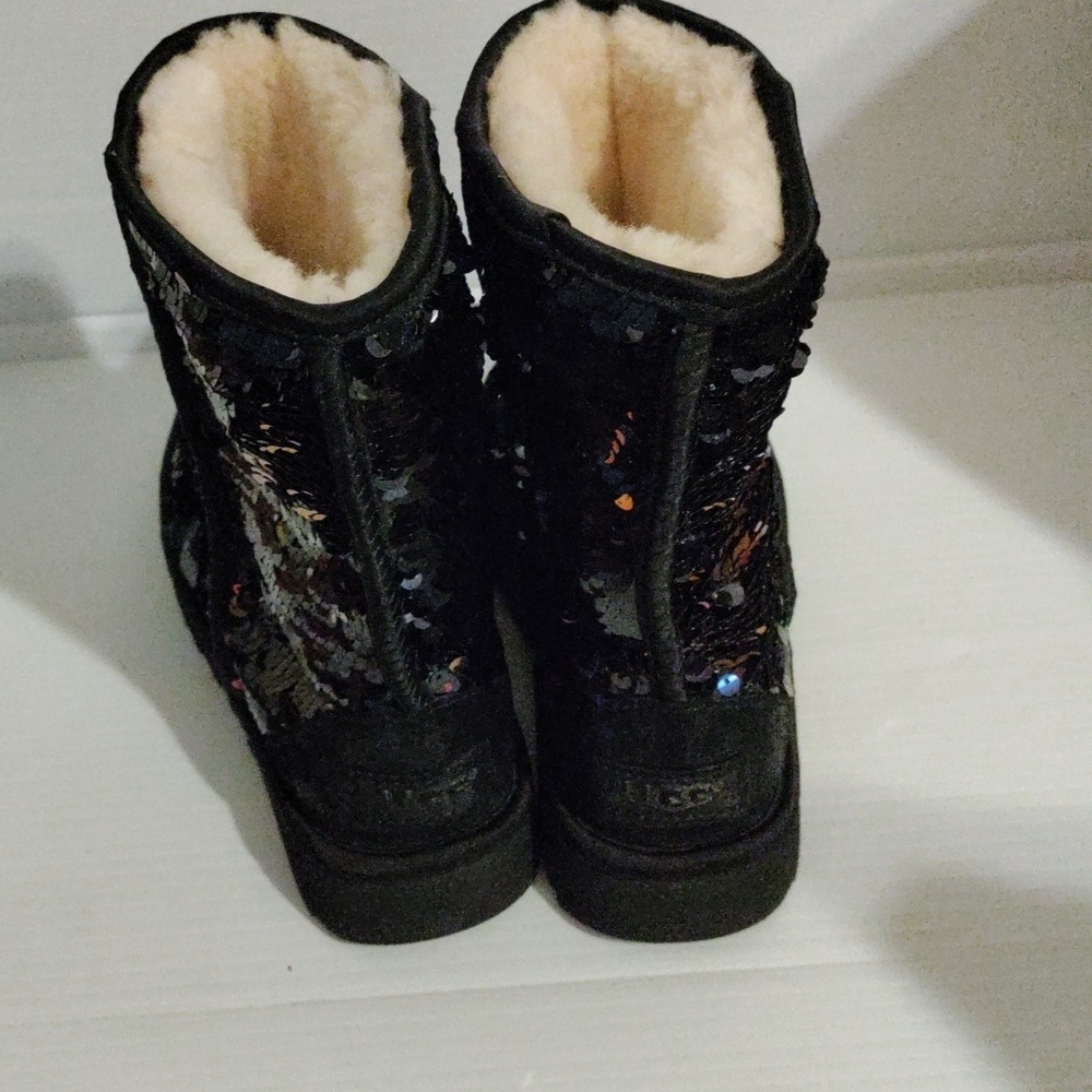 New UGG Women’s Classic Short Sequin Black Boots Sise 6 - Picture 4 of 9